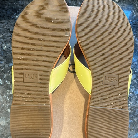 Ugg flip flops - Picture 2 of 4